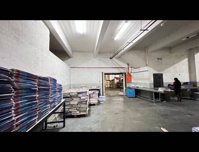 1,660M² WAREHOUSE FOR SALE IN VILLAGE DEEP